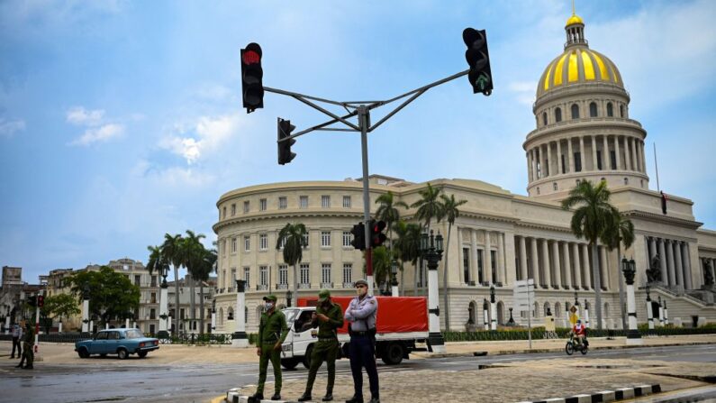 Policías cerca del Capitolio de La Habana (Cuba), el 12 de julio de 2021. (Yamil Lage/AFP vía Getty Images)