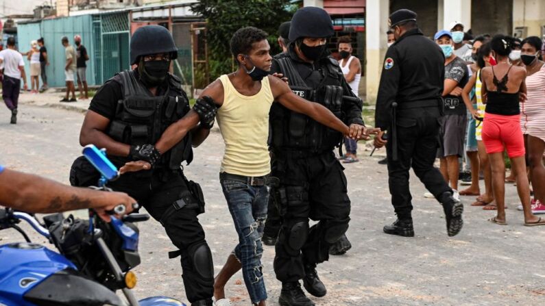 Un hombre es arrestado durante una manifestación contra el régimen de Miguel Díaz-Canel en el municipio de Arroyo Naranjo, La Habana (Cuba), el 12 de julio de 2021. (Yamil Lage/AFP vía Getty Images)
