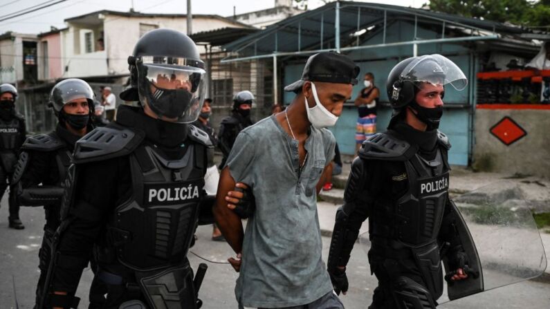 Un hombre es arrestado por la policía del régimen cubano durante una manifestación pacífica contra la dictadura castrista en el municipio de Arroyo Naranjo, La Habana, el 12 de julio de 2021. (Yamil Lage/AFP a través de Getty Images)