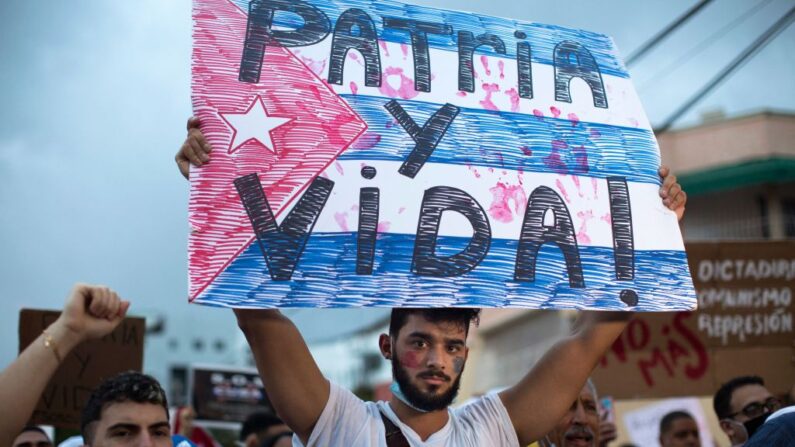 Cubanos protestan en República Dominicana contra el régimen comunista de Miguel Díaz-Canel cerca de la embajada cubana, el 12 de julio de 2021, en Santo Domingo. (ERIKA SANTELICES/afp/AFP via Getty Images)