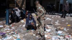 Al menos 45 muertos en disturbios sin precedentes en democracia en Sudáfrica