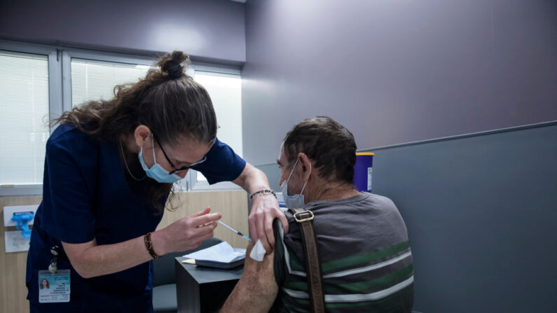 Un hombre recibe su tercera dosis de la vacuna contra COVID-19 en el Centro Médico Sheba el 14 de julio de 2021 en Ramat Gan, Israel. (Amir Levy/Getty Images)