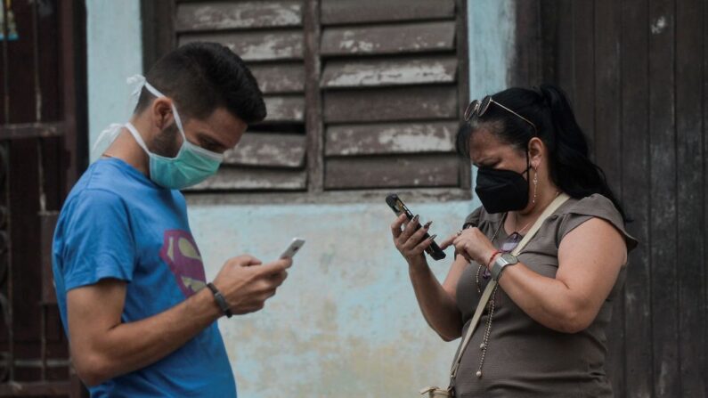 Gente usando sus celulares en La Habana, el 14 de julio de 2021. (YAMIL LAGE/AFP via Getty Images)