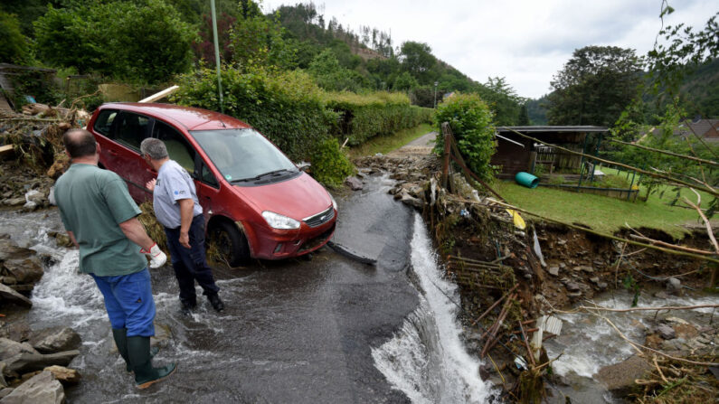 Dos hombres se encuentran entre los escombros después de que las inundaciones causaran grandes daños en Hagen, al oeste de Alemania, el 15 de julio de 2021. (Ina Fassbender/AFP vía Getty Images)
