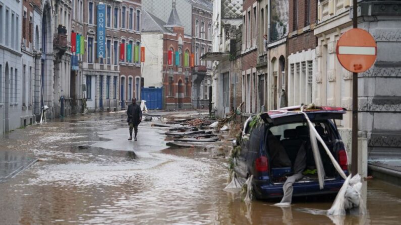 Una imagen tomada el 15 de julio de 2021 muestra una vista de una calle inundada en la ciudad belga de Verviers, cerca de Lieja (Bélgica), tras las fuertes lluvias e inundaciones que azotaron el oeste de Europa. (Anthony Dehez/BELGA/AFP vía Getty Images)