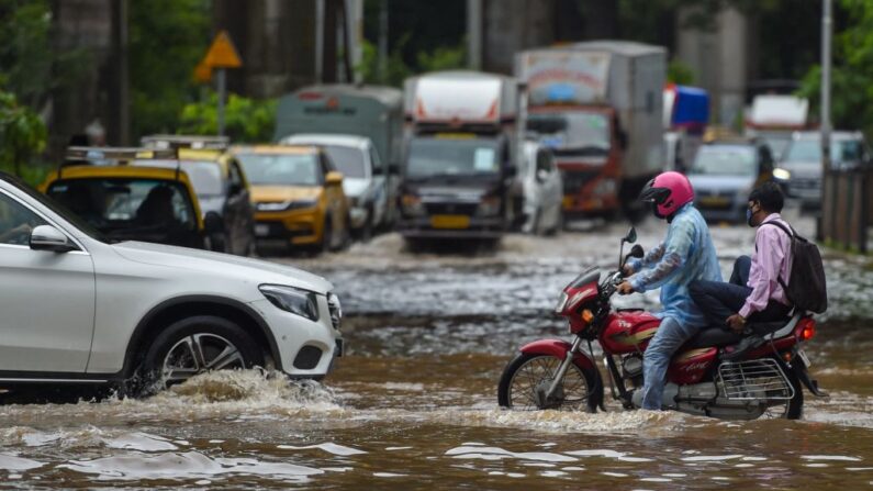 Vehículos circulan por una carretera anegada después de una fuerte lluvia monzónica en Mumbai (India) el 16 de julio de 2021. (Punit Paranjpe/AFP vía Getty Images)