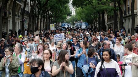 Más de 110,000 manifestantes en Francia contra la dictadura sanitaria