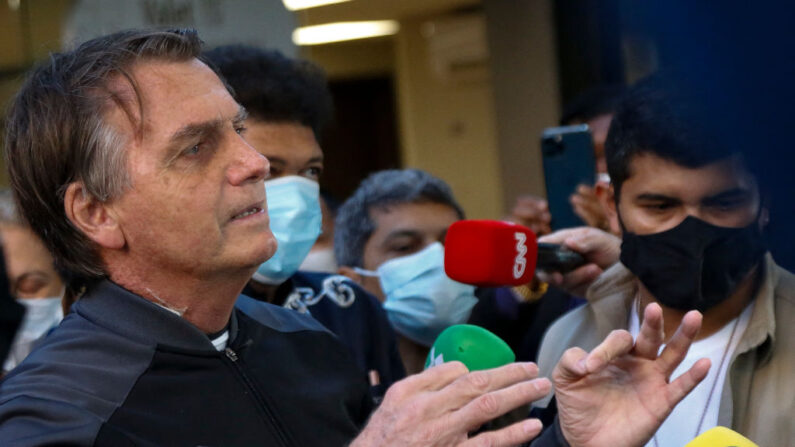 El presidente de Brasil, Jair Bolsonaro, habla durante una conferencia de prensa en el Hospital Estrella de Vila Nova, en Sao Paulo, Brasil, el 18 de julio de 2021. (Miguel Schincariol/AFP vía Getty Images)