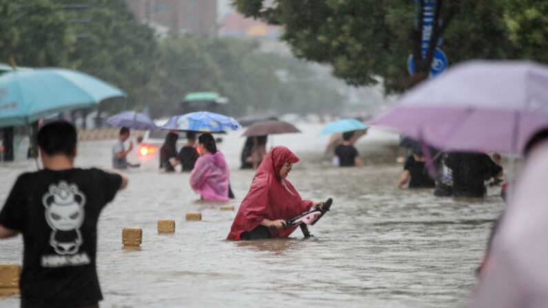 Inundaciones a lo largo de una calle en Zhengzhou, en la provincia central china de Henan el 20 de julio de 2021, después de fuertes lluvias. (STR / AFP vía Getty Images)