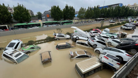 Sobreviviente relata como huyó de la inundación en el metro de China