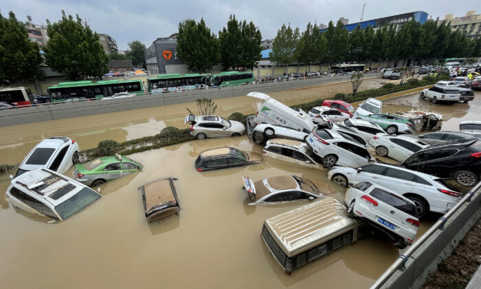 Los coches se encuentran bajo el agua después de las fuertes lluvias en la ciudad de Zhengzhou, en la provincia central china de Henan, el 21 de julio de 2021. (STR/AFP vía Getty Images)