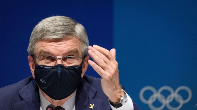 El presidente del Comité Olímpico Internacional, Thomas Bach, asiste a una rueda de prensa sobre la 138ª Sesión del COI en Tokio el 21 de julio de 2021. (Fabrice Coffrini/AFP vía Getty Images)