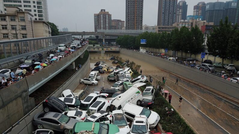 Una vista aérea muestra un cúmulo de coches a la entrada de un túnel después de que las fuertes lluvias afectaran a la ciudad de Zhengzhou, en la provincia central china de Henan, el 22 de julio de 2021. (NOEL CELIS/AFP vía Getty Images)