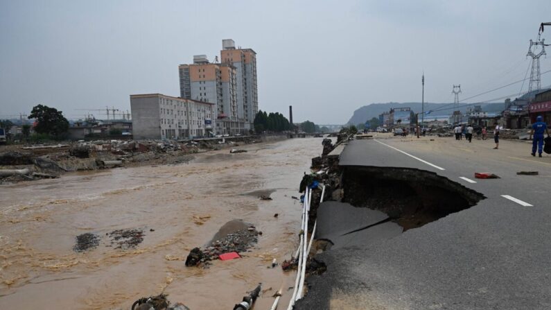 Las carreteras se derrumbaron después de graves inundaciones y deslizamientos de tierra en los últimos días que afectaron el condado de Gongyi, cerca de Zhengzhou, en la provincia de Henan, en el centro de China, el 22 de julio de 2021. (JADE GAO/AFP a través de Getty Images)