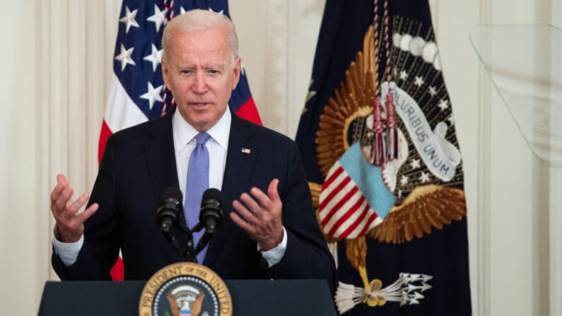 El presidente de los Estados Unidos, Joe Biden, habla antes de firmar la ley H.R. 1652, Ley de Víctimas de Delitos (VOCA por sus siglas en inglés) en la Sala Este de la Casa Blanca en Washington, DC, el 22 de julio de 2021. (SAUL LOEB/AFP vía Getty Images)