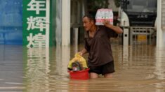 Madre busca a su hija desaparecida, cuestionan número de muertos por inundaciones en China