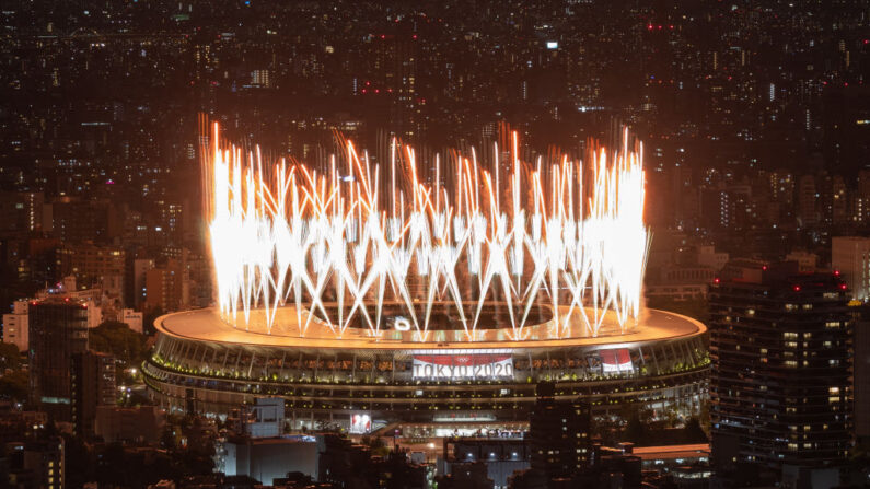 Se muestran fuegos artificiales durante la Ceremonia de Apertura de los Juegos Olímpicos de Tokio 2020 en el Estadio Olímpico el 23 de julio de 2021 en Tokio, Japón. (Carl Court/Getty Images)