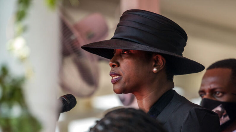 Martine Moise habla durante el funeral de su marido, el asesinado presidente haitiano Jovenel Moise, el 23 de julio de 2021, en Cap-Haitien, Haití. (Valerie Baeriswyl/AFP vía Getty Images)