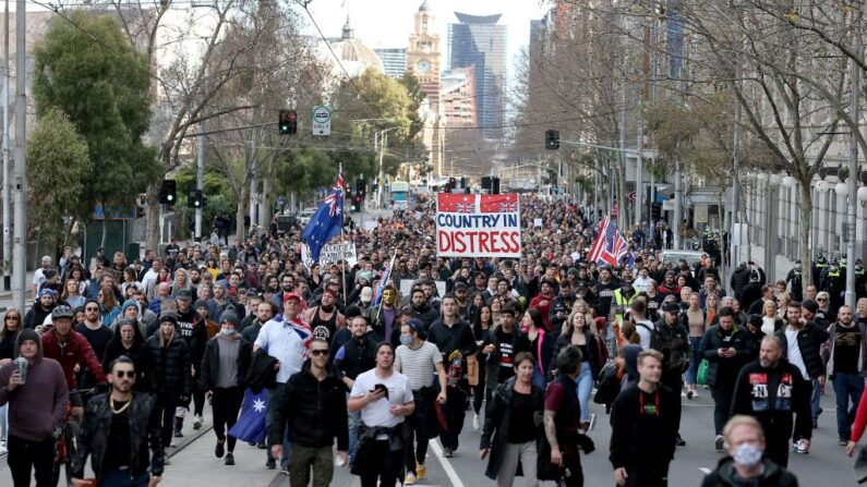 Manifestantes participan en una protesta contra el bloqueo en Melbourne (Australia) el 24 de julio de 2021 (Con Chronis/AFP vía Getty Images)