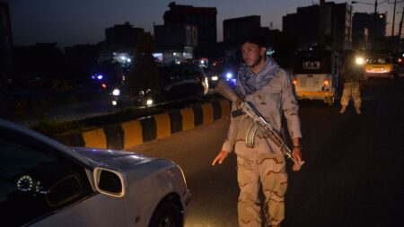 Atacan un edificio de la ONU en Afganistán, un policía afgano muerto