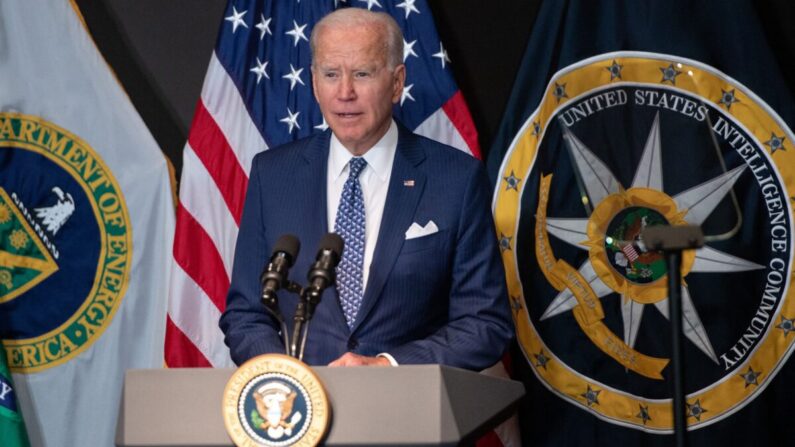 El presidente de los Estados Unidos, Joe Biden, se dirige a la fuerza laboral de la Comunidad de Inteligencia y a su liderazgo durante una gira por la Oficina del Director de Inteligencia Nacional en McLean, Virginia, el 27 de julio de 2021. (Saul Loeb/AFP a través de Getty Images)