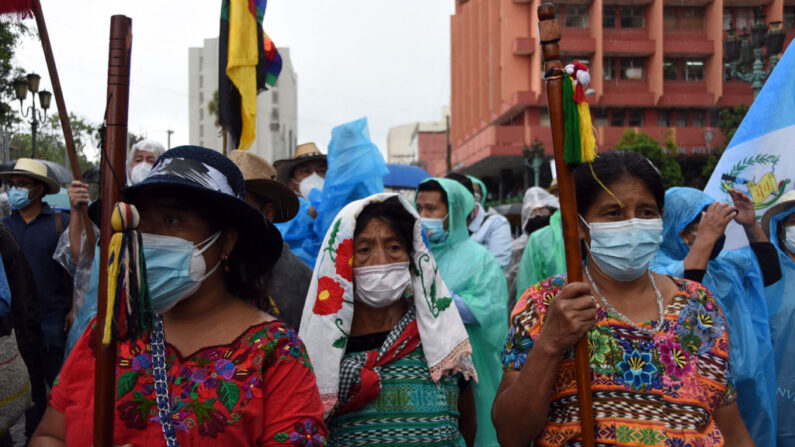 Mujeres indígenas participan en una protesta exigiendo la renuncia del presidente de Guatemala, Alejandro Giammattei, y de la fiscal general de Guatemala, Consuelo Porras en la Plaza de la Constitución de Ciudad de Guatemala (Guatemala) , el 29 de julio de 2021. (Orlando Estrada/AFP vía Getty Images)