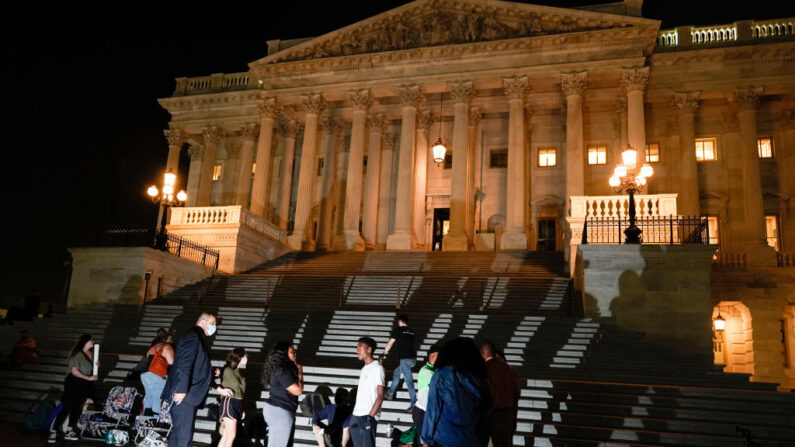 La representante Cori Bush (D-MO) habla con sus partidarios mientras pasa la noche fuera del Capitolio de los Estados Unidos para pedir una extensión de la moratoria federal de desalojo el 31 de julio de 2021 en Washington, DC. (Joshua Roberts / Getty Images)