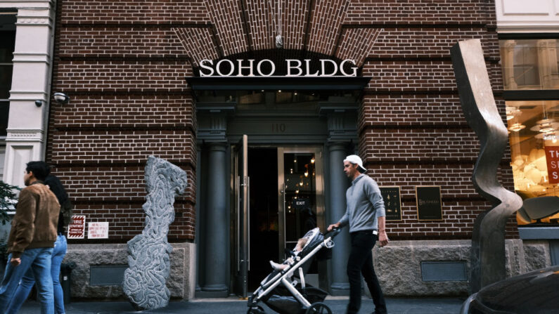 La gente camina por el barrio del SoHo de Manhattan, que alberga numerosas tiendas de lujo, boutiques, galerías de arte y lofts el 08 de octubre de 2020 en la ciudad de Nueva York. (Spencer Platt/Getty Images)
