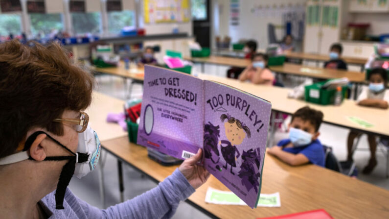 La educadora de kindergarten, Monica Frattaroli, lee a su clase en la Escuela Primaria Stark, el 21 de octubre de 2020, en Stamford, Connecticut. (John Moore/Getty Images)