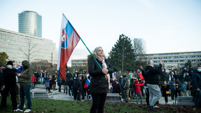 En una foto de archivo, una mujer sostiene una bandera eslovaca mientras asiste a la manifestación contra el bloqueo parcial por el covid-19 decretado por el Gobierno, el 17 de noviembre de 2020 en Bratislava, Eslovaquia. (Robert Barca/Getty Images)
