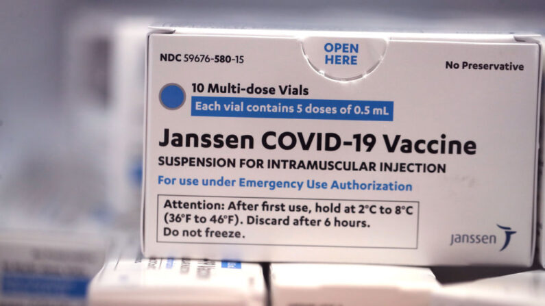 La vacuna Janssen COVID-19 de Johnson & Johnson se almacena para su uso con los empleados de United Airlines en la clínica de United en el Aeropuerto Internacional O'Hare el 9 de marzo de 2021 en Chicago, Illinois. (Scott Olson / Getty Images)