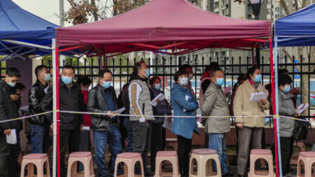 Autoridad local les prohíbe entrar en espacios públicos a residentes chinos que no se han vacunado