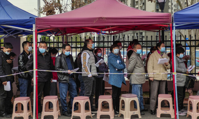 Residentes hacen fila para aplicarse la vacuna anti-COVID, en un hospital comunitario de Wuhan, provincia de Hubei, China, el 23 de marzo de 2021. (Getty Images)