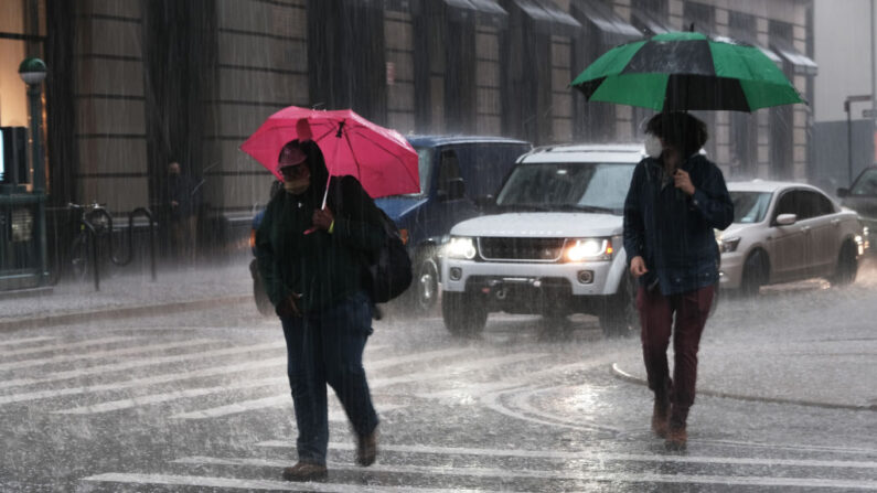El granizo cae durante una tormenta de la tarde en Manhattan el 21 de abril de 2021 en la ciudad de Nueva York (EE.UU.). (Spencer Platt/Getty Images)