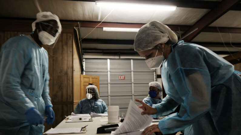 Trabajadores médicos del Delta Health Center esperan para vacunar a la población en una clínica de vacunación contra Covid-19 el 27 de abril de 2021 en Hollandale, Mississippi. (Spencer Platt/Getty Images)