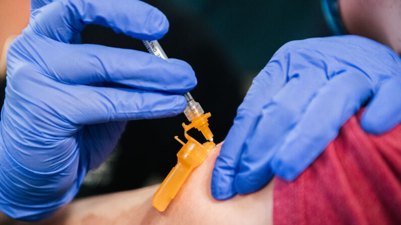 Un niño recibe la vacuna Covid-19 el 13 de mayo de 2021 en Houston, Texas. (Brandon Bell/Getty Images)