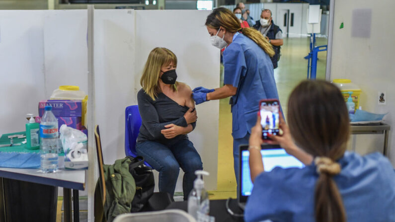 Una mujer es inoculada con la vacuna anti-Covid de Pfizer-BioNTech, en un centro de vacunación en Barcelona, España, el 14 de mayo de 2021. (David Ramos/Getty Images)