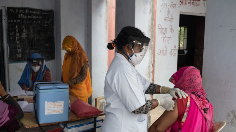 La enfermera auxiliar india Punnamma VS administra la vacuna contra el coronavirus Covaxin en Rajastán el 17 de mayo de 2021 en Aakhtadi, distrito de Tonk, Rajastán, India. (Rebecca Conway/Getty Images)