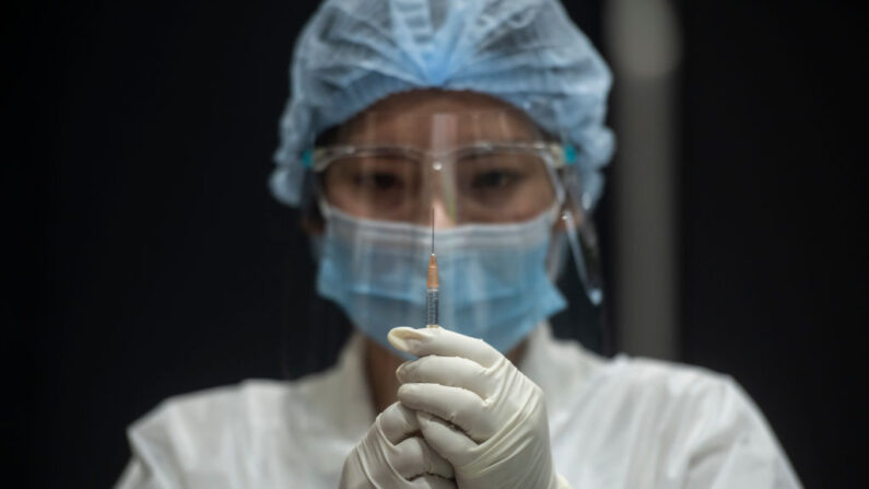 Una trabajadora sanitaria prepara una jeringa para administrar la vacuna contra el covid-19 a las personas en el centro de vacunación masiva dentro del centro comercial Siam Paragon el 07 de junio de 2021 en Bangkok, Tailandia. (Sirachai Arunrugstichai/Getty Images)