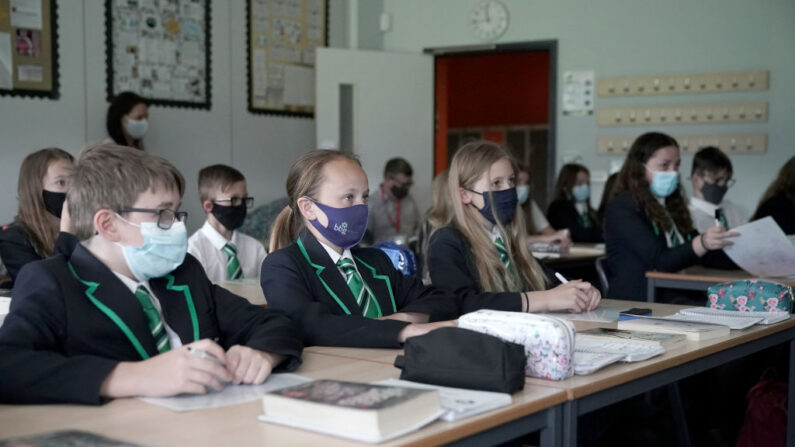Escolares participan en una clase de inglés de séptimo año en la Academia BBG en Batley y Spen el 08 de junio de 2021 en Bradford, Inglaterra. (Christopher Furlong/Getty Images)