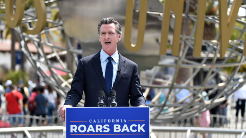 El gobernador de California Gavin Newsom asiste a la conferencia de prensa para la reapertura oficial del estado de California en Universal Studios Hollywood el 15 de junio de 2021 en Universal City, California. (Alberto E. Rodríguez/Getty Images)