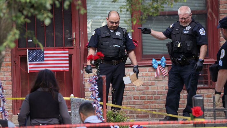 La policía de Estados Unidos investiga la escena del crimen en la que tres personas recibieron disparos en el complejo de viviendas Wentworth Gardens, en el barrio de Bridgeport, el 23 de junio de 2021 en Chicago, Illinois. Imagen de archivo. (Scott Olson/Getty Images)