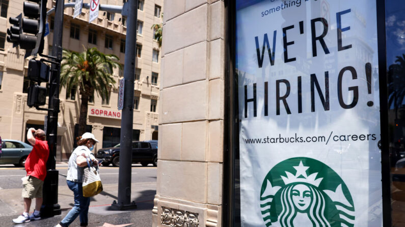 Un cartel de "Estamos contratando" se muestra en un Starbucks en Hollywood Boulevard el 23 de junio de 2021 en Los Ángeles, California. (Mario Tama/Getty Images)