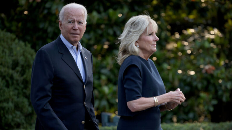 El presidente de Estados Unidos, Joe Biden, y la primera dama, Jill Biden, salen de la Casa Blanca el 1 de julio de 2021 en Washington, DC para viajar a Florida. (Win McNamee/Getty Images)