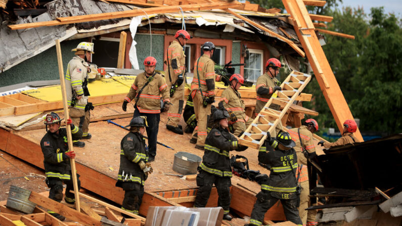 Los bomberos trabajan para liberar a un hombre atrapado dentro de un sitio de construcción colapsado el 01 de julio de 2021 en Washington, DC. (Chip Somodevilla/Getty Images)
