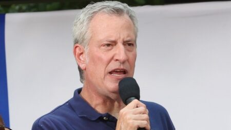 Bill de Blasio dice que ciudad de NY no impondrá uso de mascarillas en interiores como Los Ángeles