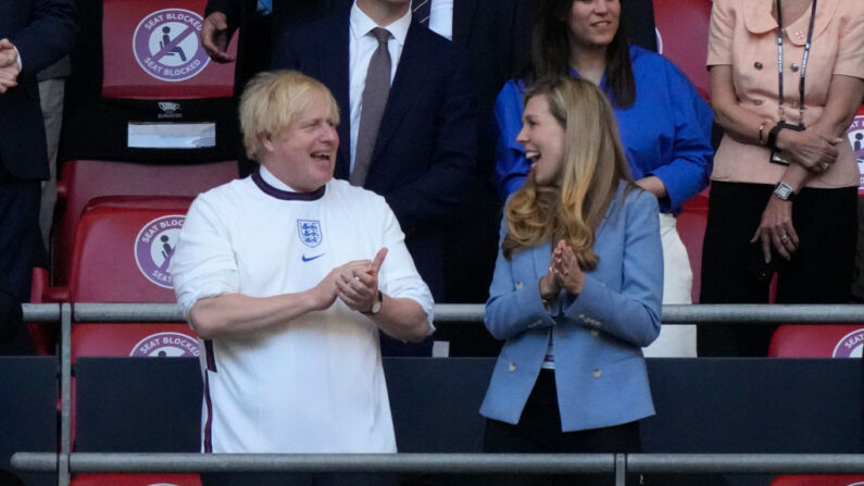 Boris Johnson, primer ministro del Reino Unido y su esposa, Carrie Johnson reaccionan antes del partido de semifinales de la Eurocopa 2020 entre Inglaterra y Dinamarca en el estadio de Wembley el 07 de julio de 2021 en Londres, Inglaterra. (Frank Augstein - Pool/Getty Images)