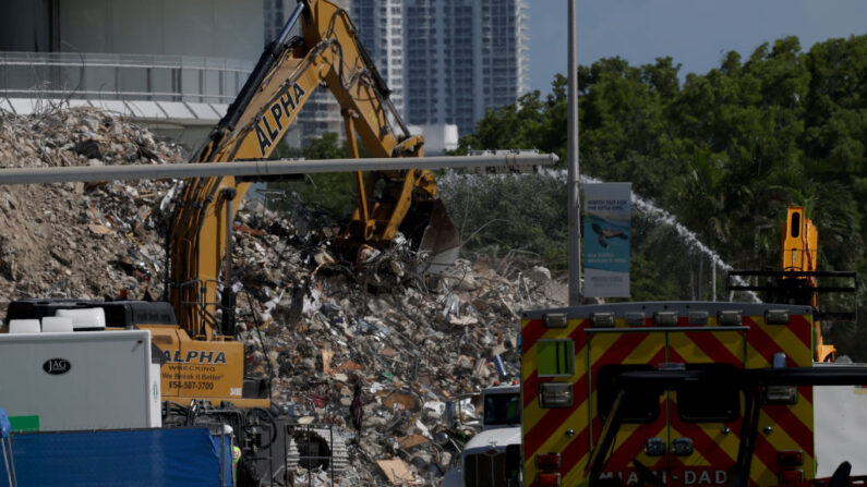 Equipo de construcción se utiliza para cavar a través del montículo de escombros del edificio de condominios Champlain Towers South que se derrumbó el 11 de julio de 2021 en Surfside, Florida (EE.UU.). (Anna Moneymaker/Getty Images)