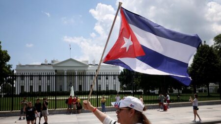 Cientos de cubanos protestan frente a la Casa Blanca al grito de «¡libertad!»