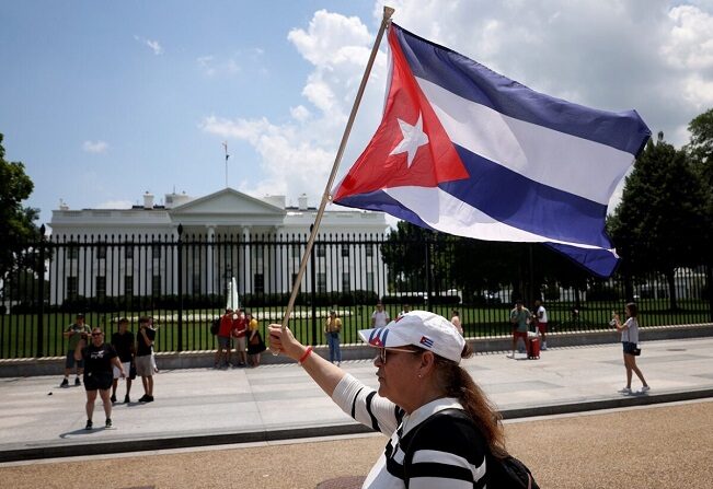 Cubano-americanos se manifiestan en apoyo a las manifestaciones que tienen lugar en Cuba, frente a la Casa Blanca en Washington el 12 de julio de 2021. (Win McNamee/Getty Images)